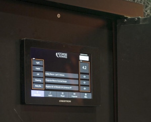 Løsningerne i salene styres bl.a. via et meget brugervenligt og intuitivt Crestron touchpanel