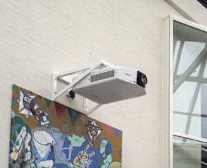 En væghængt lysstærk Epson projektor